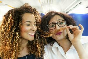 Pareja de bonito joven mujer teniendo divertido con tu pelo foto