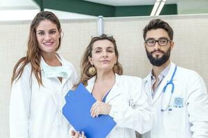 retrato de equipo de doctores teniendo un descanso en un clínica foto