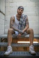 joven caucásico tatuado cantante rap posando foto