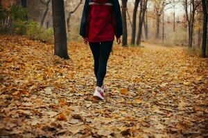 aptitud niña corriendo a puesta de sol otoño naranja bosque foto