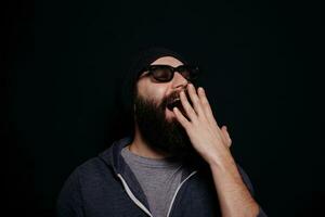 hermoso masculino grande barba en lentes y sombrero foto