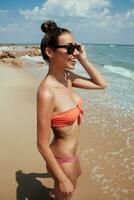 hermosa joven niña volador con gaviotas en el mar foto