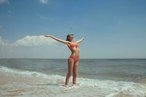 hermosa joven niña volador con gaviotas en el mar foto