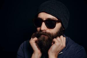 hermoso masculino grande barba en lentes y sombrero foto