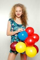 Adolescente niña con helio globos terminado gris antecedentes foto