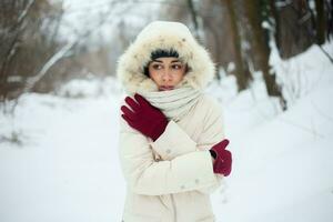 invierno mujer soplo nieve en un parque foto