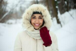 invierno mujer soplo nieve en un parque foto