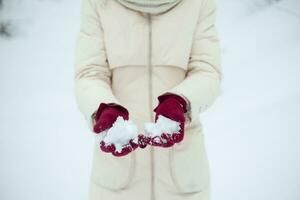 niña lanza bola de nieve foto