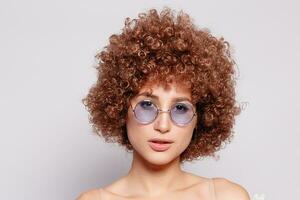 retrato de sonriente joven mujer con afro peinado foto