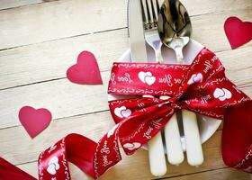 San Valentín día, vistoso papel corazones en línea como un regalo para San Valentín dia.corazon es otoño amor. marco, 3d amor me gusta corazón íconos flotante en pequeño rojo presente regalo caja con febrero ,14 enamorado día foto