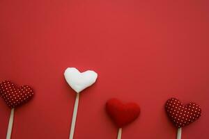 San Valentín día, vistoso papel corazones en línea como un regalo para San Valentín dia.corazon es otoño amor. marco, 3d amor me gusta corazón íconos flotante en pequeño rojo presente regalo caja con febrero ,14 enamorado día foto