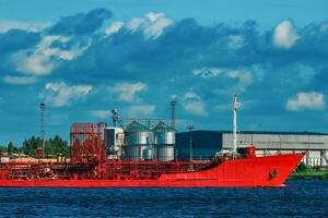 rojo carga petrolero Embarcacion Moviente por el río foto