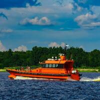 naranja piloto barco Moviente por el río en Europa. rescate Servicio foto