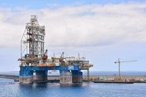un petróleo plataforma en el medio de el Oceano foto