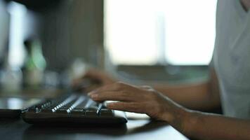 femme d'affaires mains dactylographie sur ordinateur clavier. une femme mains dactylographie sur ordinateur clavier. mains sur clavier, femme travail sur clavier. video