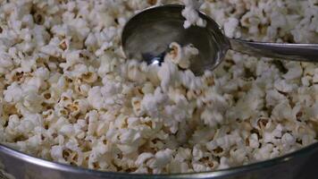 cucinando Popcorn a casa nel un' speciale macchina caramello Riempimento Caramellizzato Popcorn ricetta avvicinamento delizioso trattare per film agitare e versare caramello glassatura Popcorn cereali ferro utensile appetitoso merenda video