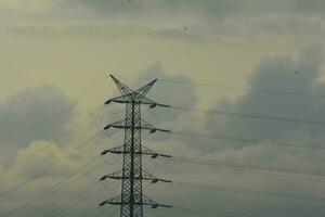 antecedentes foto de un nublado cielo con un electricidad torre