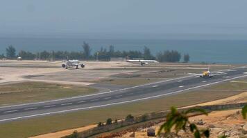 Phuket, Tailandia - febbraio 23, 2023. boeing 737-88l, hs-dbt di nok aria accelerazione per decollare a Phuket aeroporto, panoramico Visualizza di il aeroporto. video