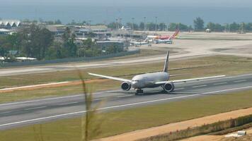 phuket, thailand - februari 23, 2023. bred kropp flygplan boeing 777-300er, ra-73146 av aeroflot tar av på phuket flygplats. passagerare plan avgår, lämnar, sida se video