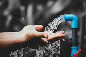 agua administración concepto acceso a limpiar agua para el pobre. mucho de limpiar agua fluye mediante tubería para distribución a el público. foto