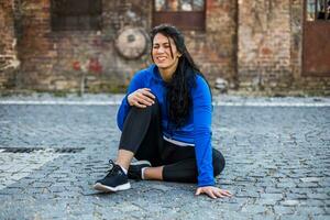 joven mujer tiene tiene deporte lesión desde haciendo ejercicio foto