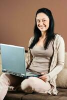 mujer joven, usar la computadora portátil foto