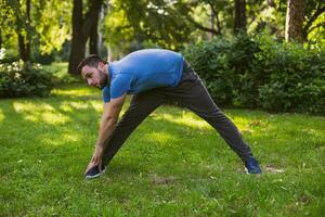 hermoso hombre practicando en el parque. foto