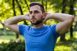 hermoso hombre hacer ejercicio en el parque. foto