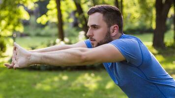 hermoso hombre hacer ejercicio en el parque. foto