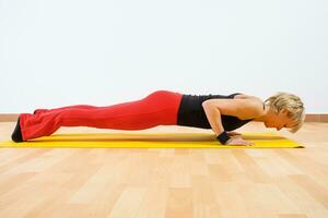 mujer haciendo yoga foto