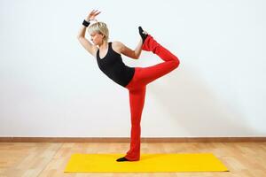 mujer haciendo yoga foto