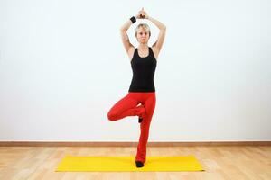 mujer haciendo yoga foto