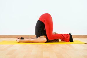 mujer haciendo yoga foto