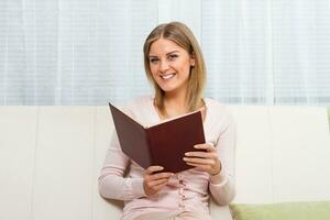 mujer disfrutar leyendo libro foto