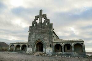 un abandonado Iglesia en el medio de en ningún lugar foto