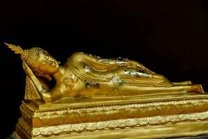 un oro estatua de un dormido Buda foto