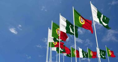 Pakistan en Portugal vlaggen golvend samen in de lucht, naadloos lus in wind, ruimte Aan links kant voor ontwerp of informatie, 3d renderen video