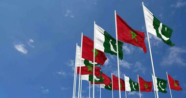 Pakistán y Marruecos banderas ondulación juntos en el cielo, sin costura lazo en viento, espacio en izquierda lado para diseño o información, 3d representación video