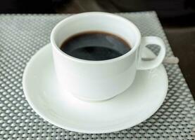 negro café en blanco cerámico taza foto