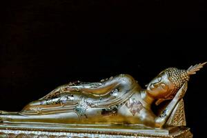un oro estatua de un Buda con manos doblada foto
