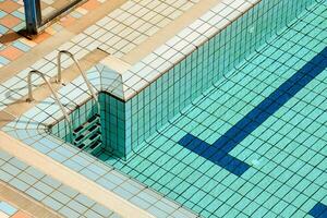 an overhead view of a swimming pool with blue tiles photo