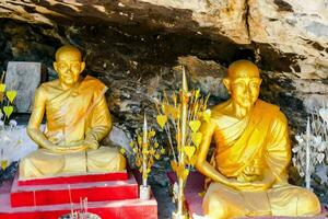 dorado Buda estatuas en el cueva foto