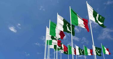 Paquistão e Itália bandeiras acenando juntos dentro a céu, desatado ciclo dentro vento, espaço em esquerda lado para Projeto ou Informação, 3d Renderização video