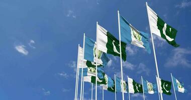 Pakistan et Guatemala drapeaux agitant ensemble dans le ciel, sans couture boucle dans vent, espace sur la gauche côté pour conception ou information, 3d le rendu video