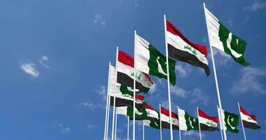 Paquistão e Iraque bandeiras acenando juntos dentro a céu, desatado ciclo dentro vento, espaço em esquerda lado para Projeto ou Informação, 3d Renderização video