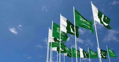 Pakistán y ksa, Reino de saudi arabia banderas ondulación juntos en el cielo, sin costura lazo en viento, espacio en izquierda lado para diseño o información, 3d representación video