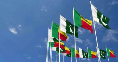 Pakistan und Benin Flaggen winken zusammen im das Himmel, nahtlos Schleife im Wind, Raum auf links Seite zum Design oder Information, 3d Rendern video