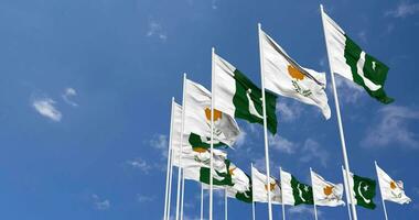 Pakistán y Chipre banderas ondulación juntos en el cielo, sin costura lazo en viento, espacio en izquierda lado para diseño o información, 3d representación video