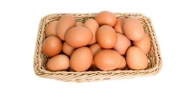 Fresco orgánico pollo huevos. en marrón cesta, foto