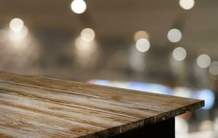 vacío madera mesa parte superior y difuminar de fuera puerta jardín antecedentes vacío de madera mesa espacio para texto márketing promoción. blanco madera mesa Copiar espacio para antecedentes foto